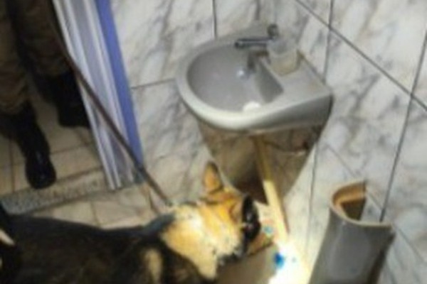 PM encontra droga em cano do lavatório do banheiro e jovem acaba preso em Patos de Minas