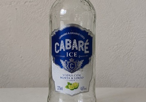 Aluna bebe e serve bebida alcoólica para colegas em sala de aula em Patos de Minas