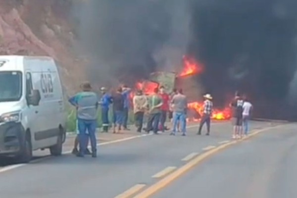 Caminhão capota e pega fogo na BR 365, próximo ao Posto Vereadas; trânsito foi interditado