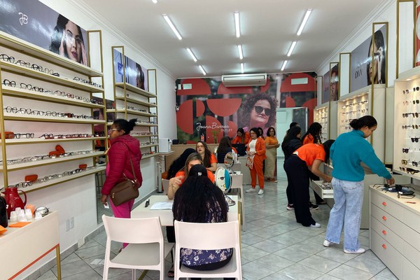 Joana Barros inaugura outlet no centro de Patos de Minas e deixa armações grátis por 3 dias