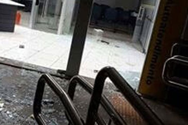 Polícia procura assaltantes que explodiram três agências bancárias na cidade de Vazante