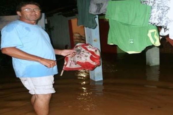 Moradores sofrem com chuvas do início do ano em Presidente Olegário