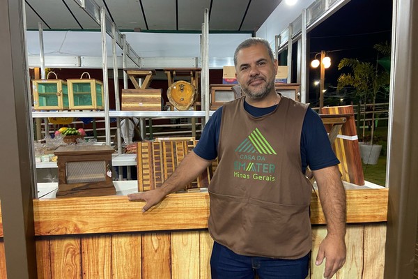 Marceneiro aposta na criatividade para cativar compradores na Vila da Agricultura Familiar; veja ao vivo