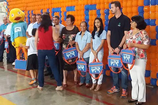Unipam entrega 1200 kits de materiais escolares para alunos carentes de escolas públicas