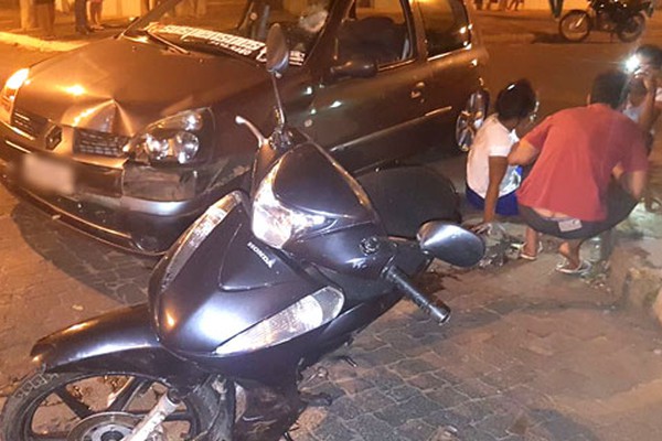 Motociclista fica com as duas pernas feridas ao ser atingida por carro na Rua Minas Gerais