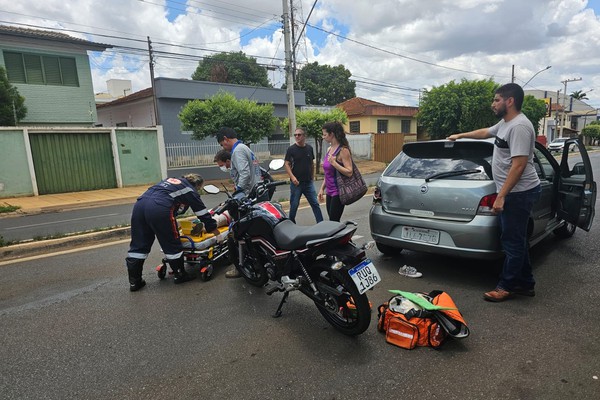 Motociclista fica ferida ao ser “fechada” e bater na traseira de carro na rua Major Gote
