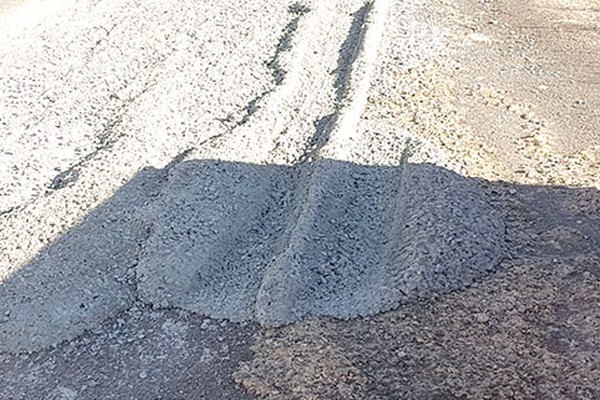 Veículo esparrama concreto em Rua de Patos de Minas e vira mais um obstáculo para motoristas