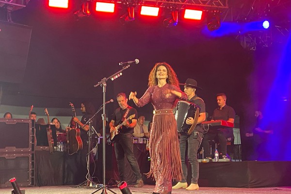 Paula Fernandes cantar "Amar foi um erro" e levanta a multidão na Fenapraça; veja ao vivo