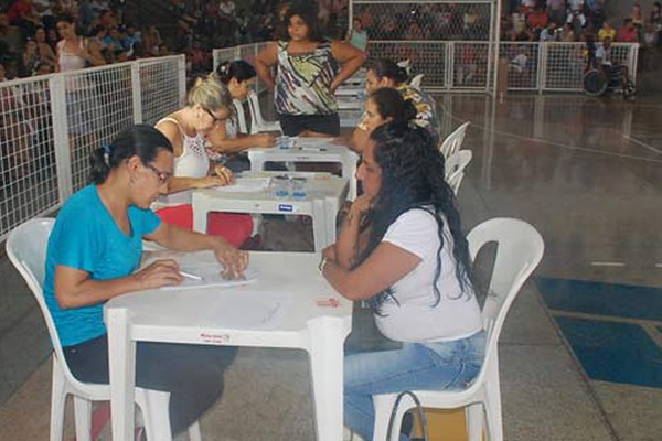 420 famílias assinam contratos de financiamento de moradias populares em Patos de Minas