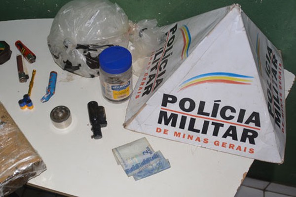 Jovem é preso por tráfico de drogas após PM encontrar drogas e outros materiais em sua casa