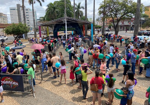 Sicoob Credicopa promove diversão no dia das crianças com doces e brinquedos, na Praça do Coreto