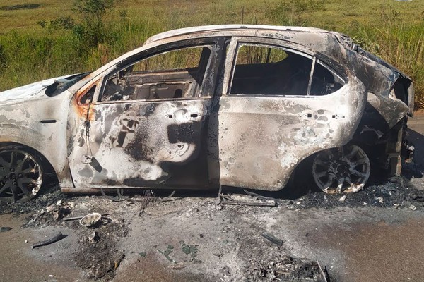 Carro é destruído por fogo ao apresentar pane mecânica na MG 230, em Rio Paranaíba