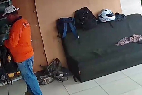 Câmeras de segurança mostram homem pegando máquina em oficina em Patos de Minas