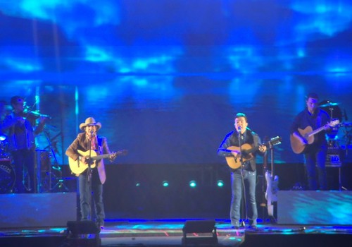 Di Paullo e Paulino levantam público com o sucesso que atravessa gerações "Amor de Primavera"; veja ao vivo
