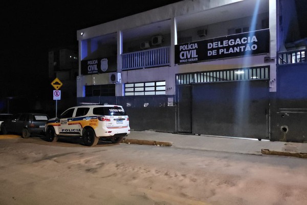 Homem agride a namorada por desconfiar que ela vive um caso com o próprio filho dela