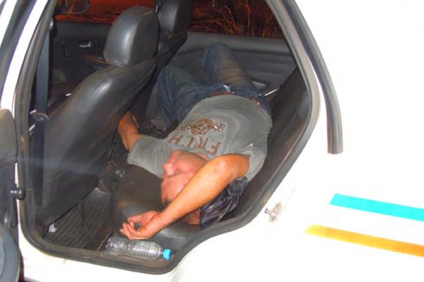 Motorista com sintomas de embriaguez bate em poste e PM encontra crack e maconha no carro