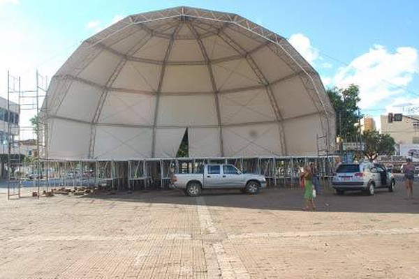 Praça do Fórum recebe palco enorme para a Fenamilho Popular 