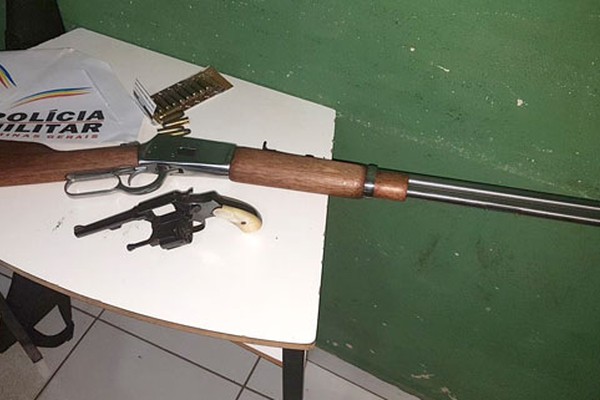 Policiais vão atender ocorrência de ameaça e apreendem duas armas de fogo em Patos de Minas