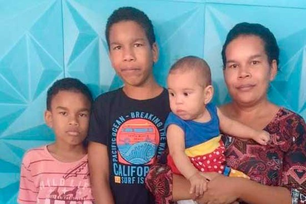 Mãe de 4 crianças pede ajuda da população após ser vítima de golpe e perder benefícios