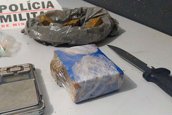 Policiais flagram suspeitos embalando drogas em casa no bairro Lagoinha em Patos de Minas