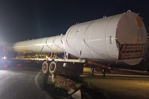 Carreta com caixa d’água vai parar fora da alça no Trevo da Pipoca e interdita pista por 1 hora