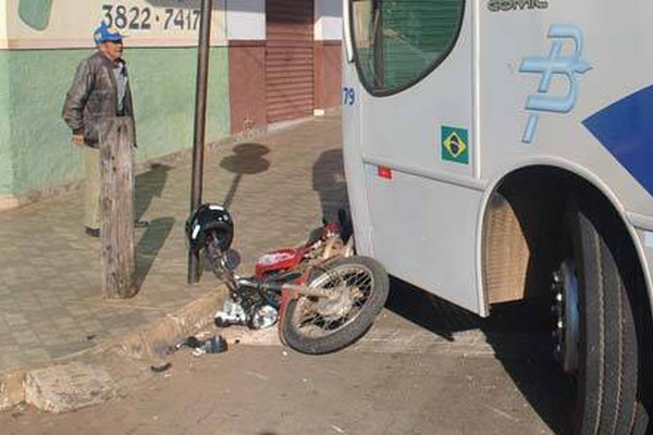 Acidente com ônibus coletivo deixa motociclista gravemente ferido no Cristo Redentor