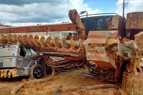 Máquina de fundação de 20 toneladas cai sobre caminhão e faz estrago em Patos de Minas