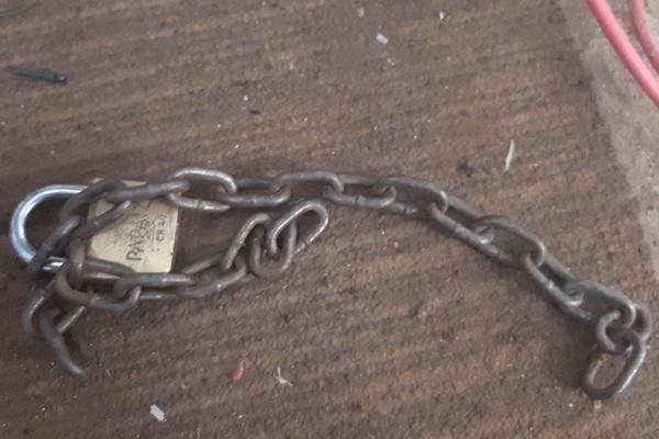 Homem é encontrado sem roupas e amarrado com corrente e cadeado após roubo em Patos de Minas