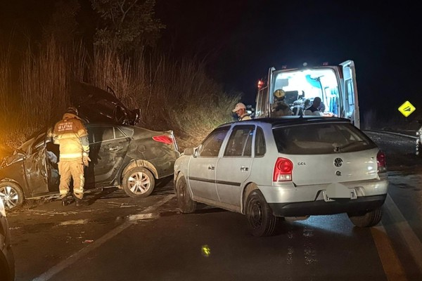 Dois jovens morrem em batida frontal de veículos de passeio na BR 352, em Patos de Minas