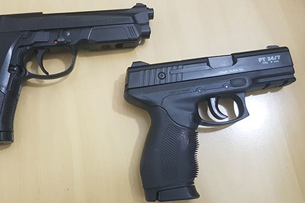 Armas usadas pelos criminosos mortos durante assalto eram idênticas a pistolas originais