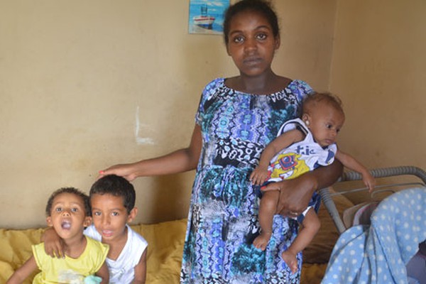 Mãe de três filhos e grávida de gêmeos, jovem de 19 anos pede ajuda dos patenses