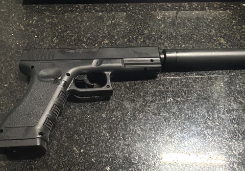 Briga entre vizinhos termina com três homens presos e uma mulher ferida em Patos de Minas