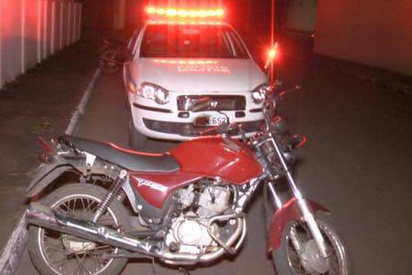 PM recupera moto furtada que pode ter sido usada em vários assaltos na cidade