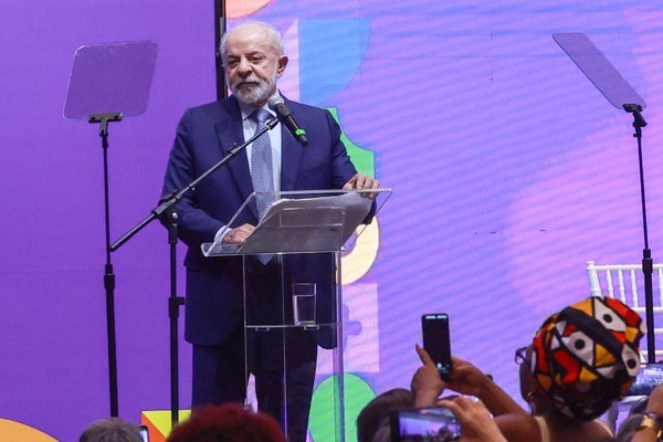 Lula abre conferência e sanciona ampliação da licença-maternidade