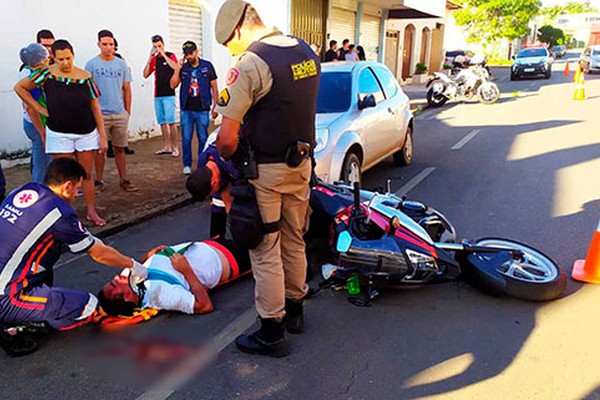 Motociclista sofre traumatismo craniano depois de perder o controle e bater em carro parado