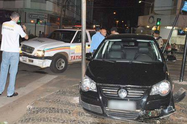 Avanço de sinal provoca acidente com viatura da PM no centro de Patos de Minas