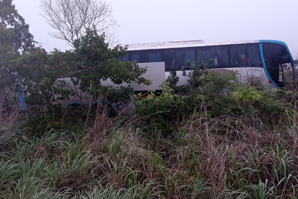 Acidente entre carro e ônibus deixa um morto e pelo menos quatro feridos na BR-365