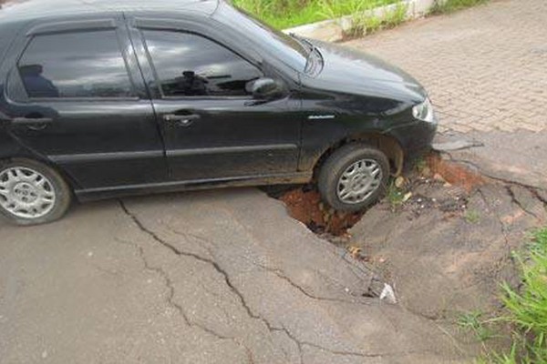 Asfalto se abre e motorista fica presa em buraco no bairro Antônio Caixeta