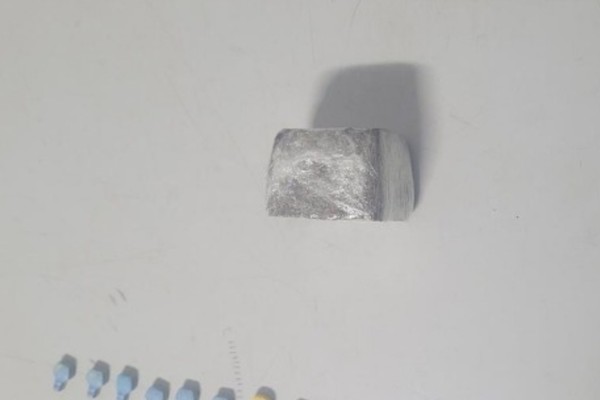 Denúncia leva PM a apreender ecstasy, haxixe e maconha; jovem e garoto de 15 anos acabam na delegacia