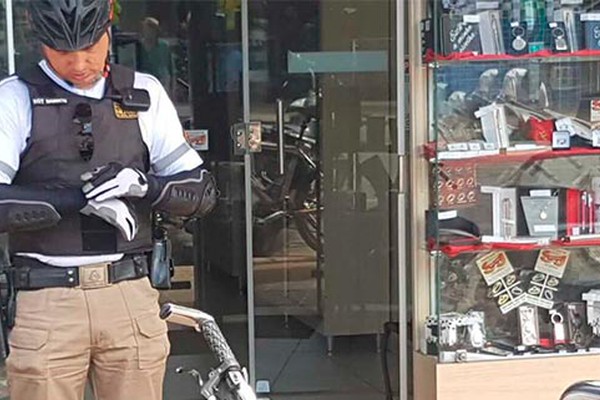 Assaltantes armados rendem clientes e funcionários de relojoaria na avenida Brasil; veja vídeo
