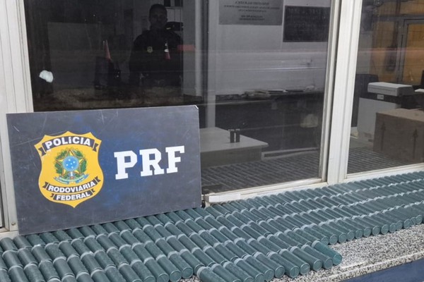 Bomba sobre rodas: PRF intercepta caminhão com mais de meia tonelada de pólvora clandestina na BR 262