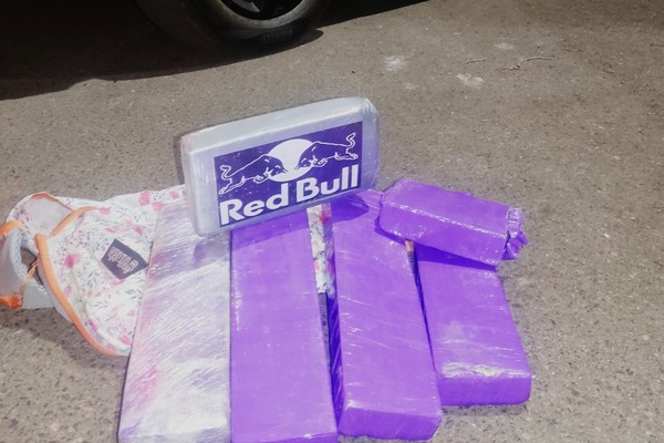 Passageiras de ônibus são presas com barras de cocaína e maconha na BR 365, em Patos de Minas