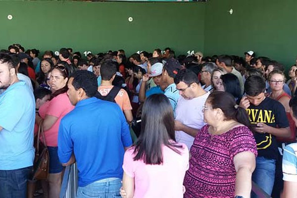Patenses fazem fila em frente ao Parque por passaportes mais baratos da Fenamilho 2016