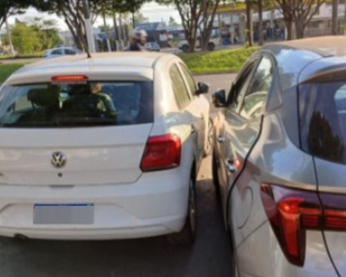 Motorista bate em carro na Avenida JK, foge do local e acaba preso na Rua Major Gote