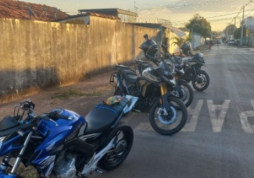 Jovem é preso em moto com dispositivo para esconder a placa e praticando direção perigosa