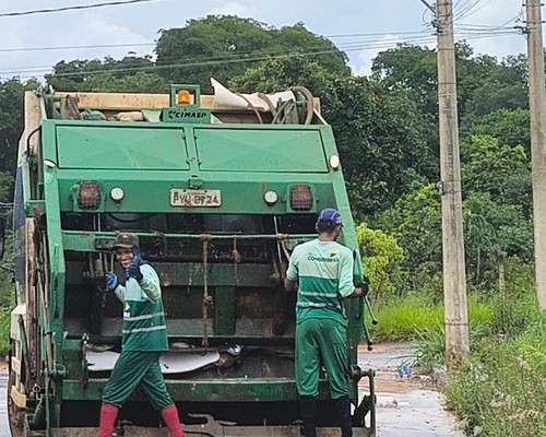 Garis que trabalham na coleta de lixo fazem dancinha e desejam feliz natal