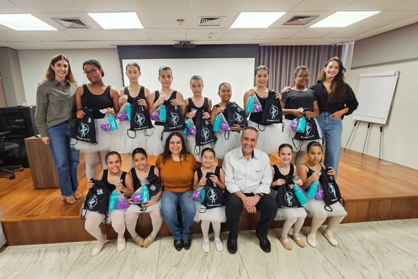 Presidente do Sicoob Credicopa se emociona ao entregar uniformes às alunas do Projeto Diversidança