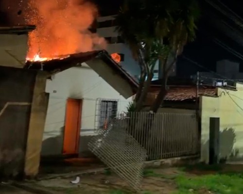 Homem de 53 anos tem que ser socorrido após incêndio destruir casa em Patos de Minas