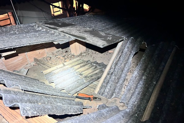 Homem furta fiação de galpão, quebra telhados de casa na fuga, mas acaba preso