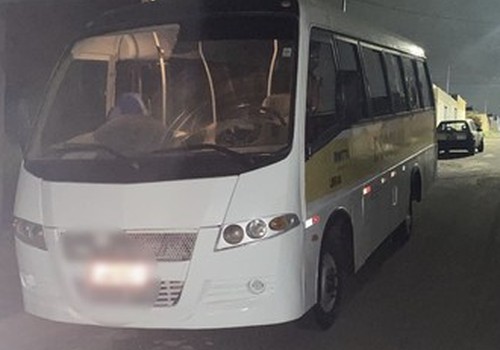 Bandidos furtam ônibus escolar, e veículo é encontrado abandonado em Patrocínio